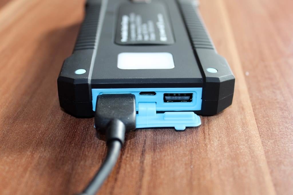 Ladeanschlüsse bei Solar-Ladegerät